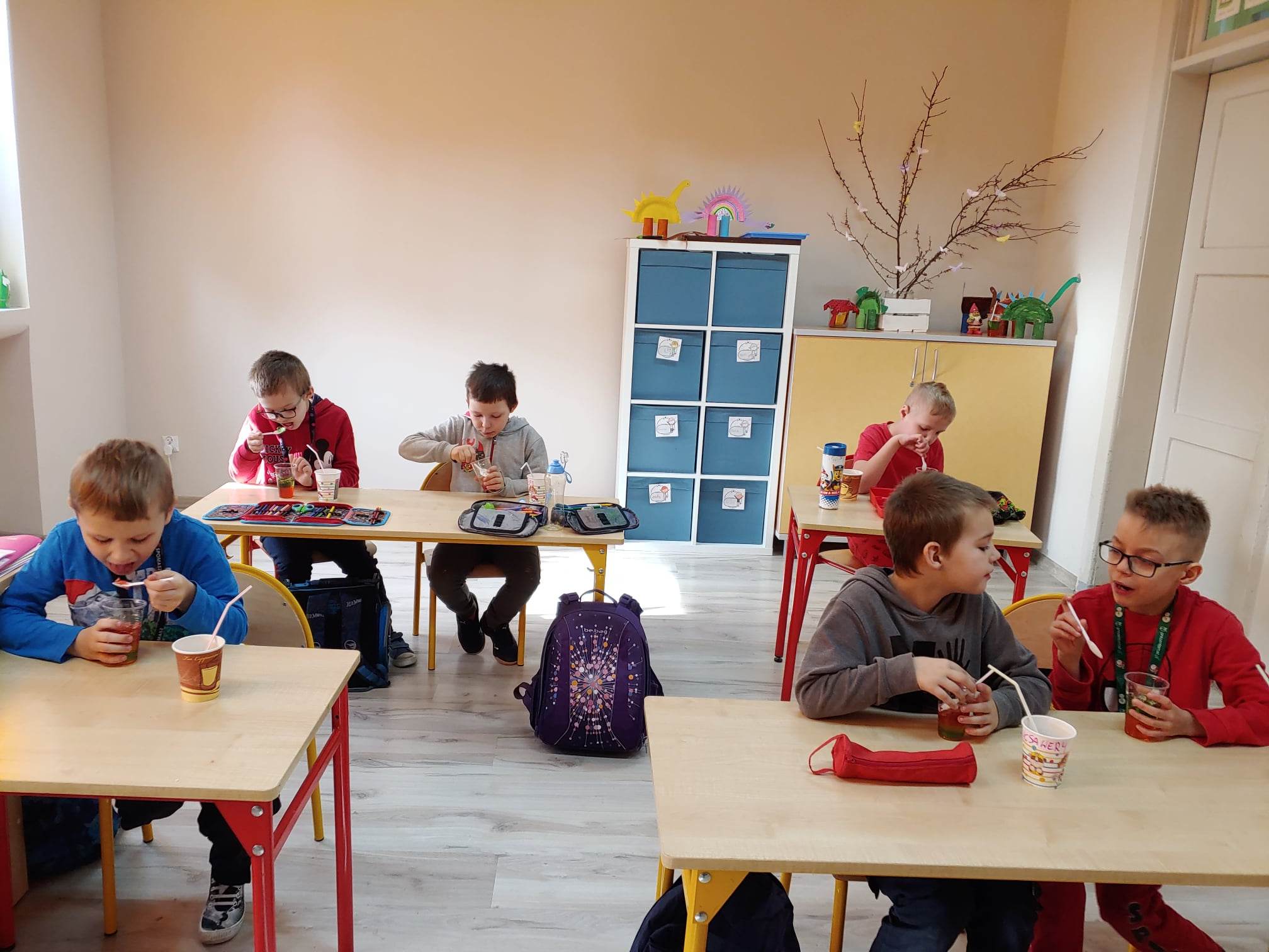 W pomieszczeniu znajduje się grupa osób 