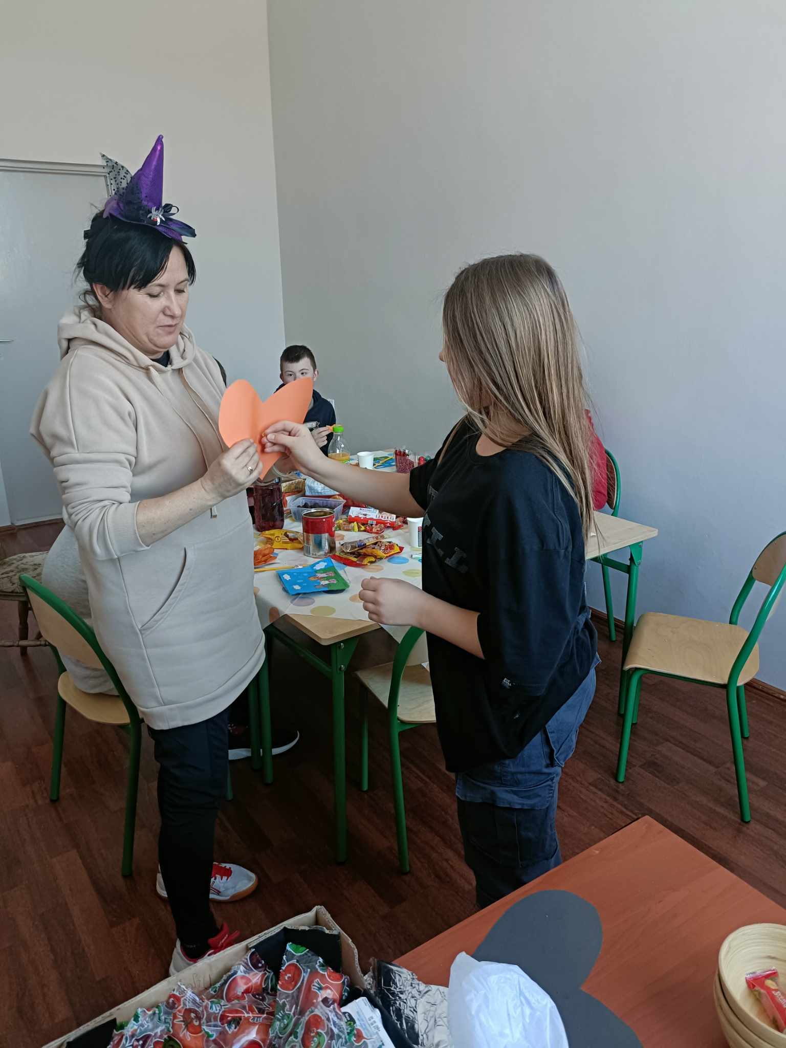 W pomieszczeniu znajduje się grupa osób 