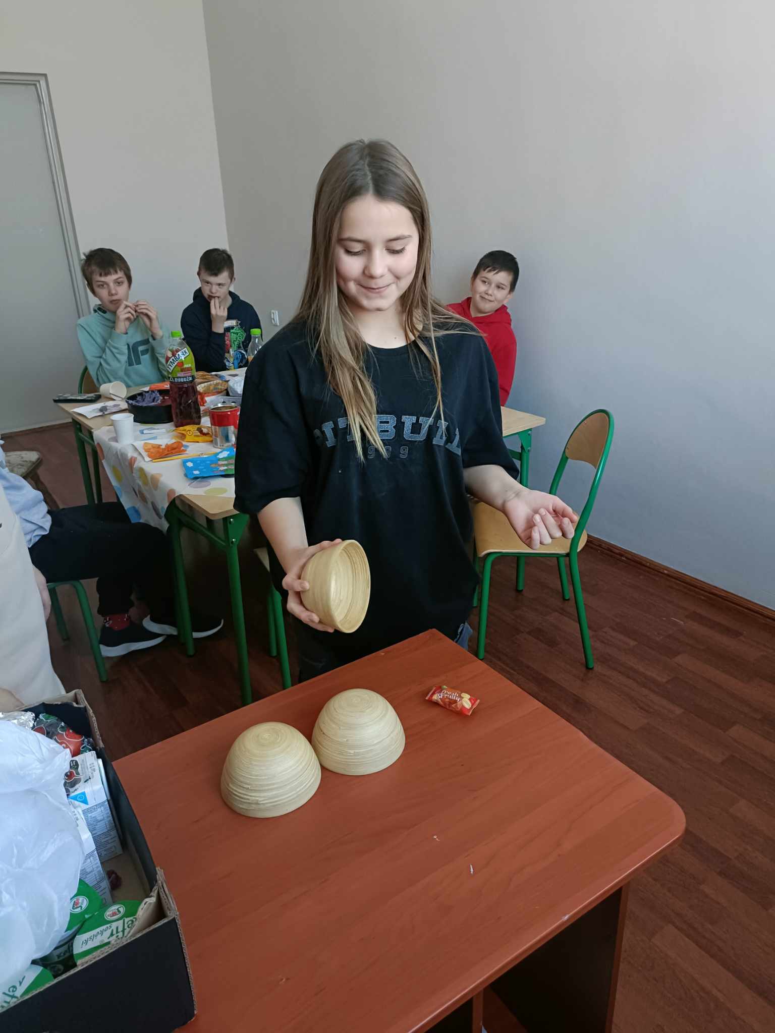 W pomieszczeniu znajduje się grupa osób 