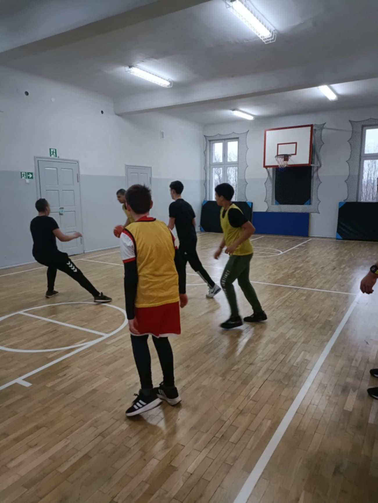 Na obrazku widać grupę osób
