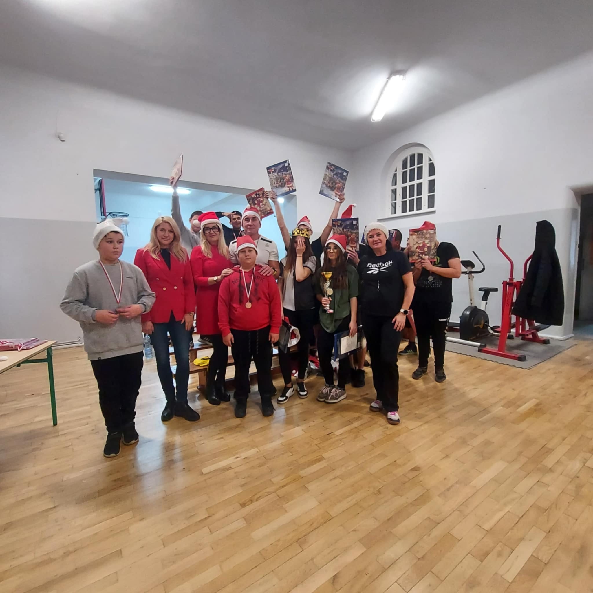 Na obrazku widać grupę osób