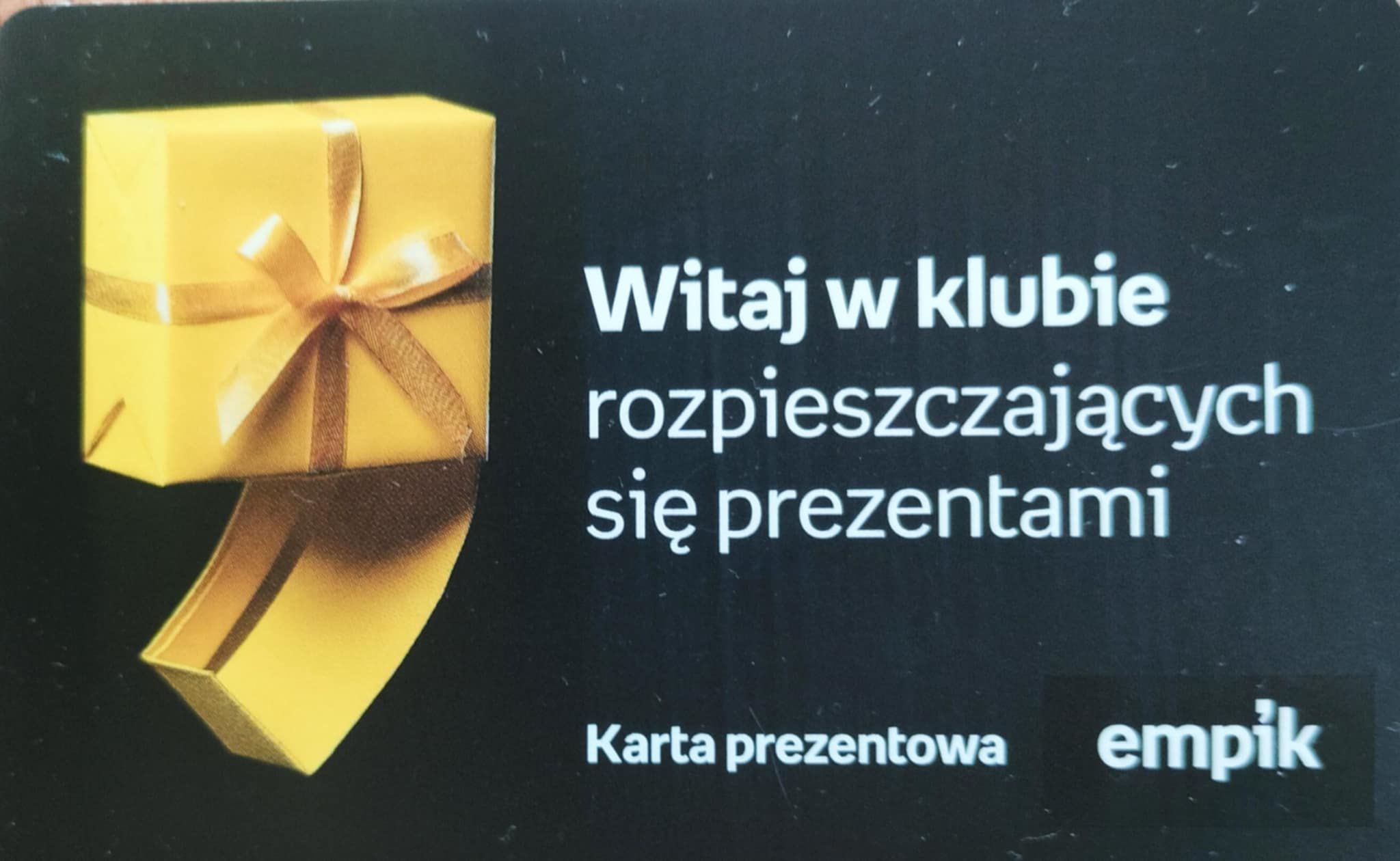 Na obrazku widać paczkę  i napisy