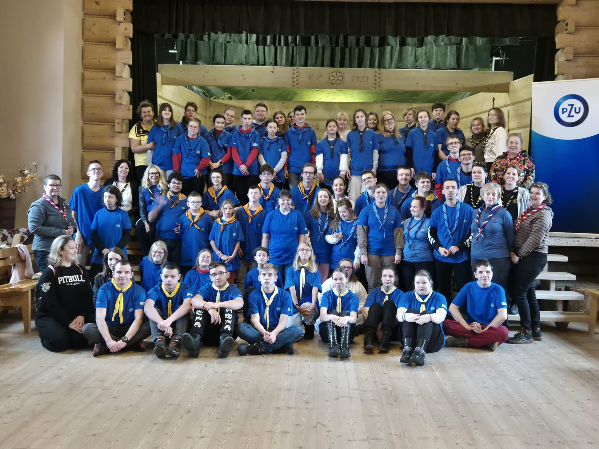 Na obrazku widać: grupę osób