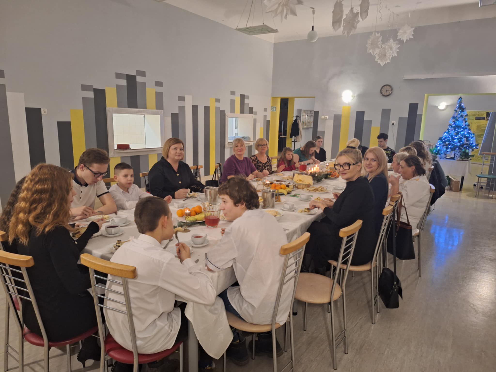 Na obrazku widać : grupę osób 