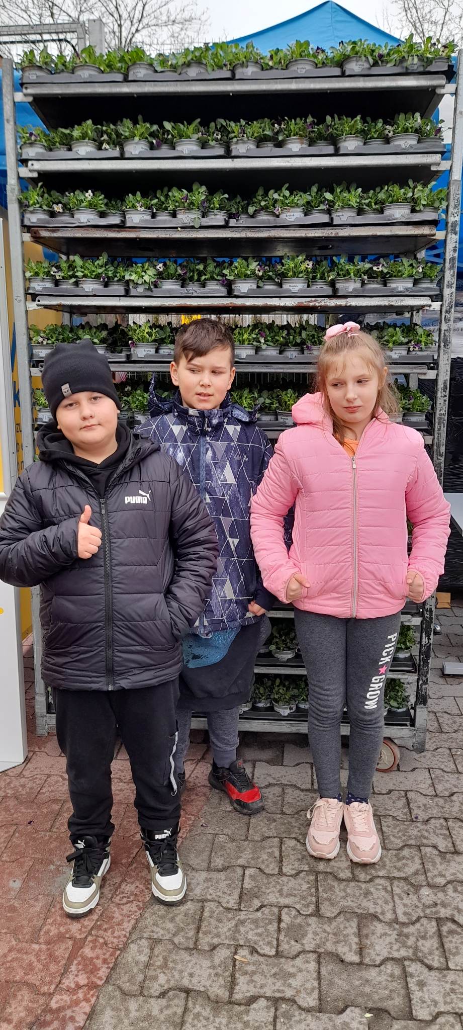 Na środku stoi grupa osób