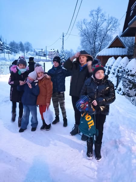 Na obrazku widać: 6 osób, śnieg