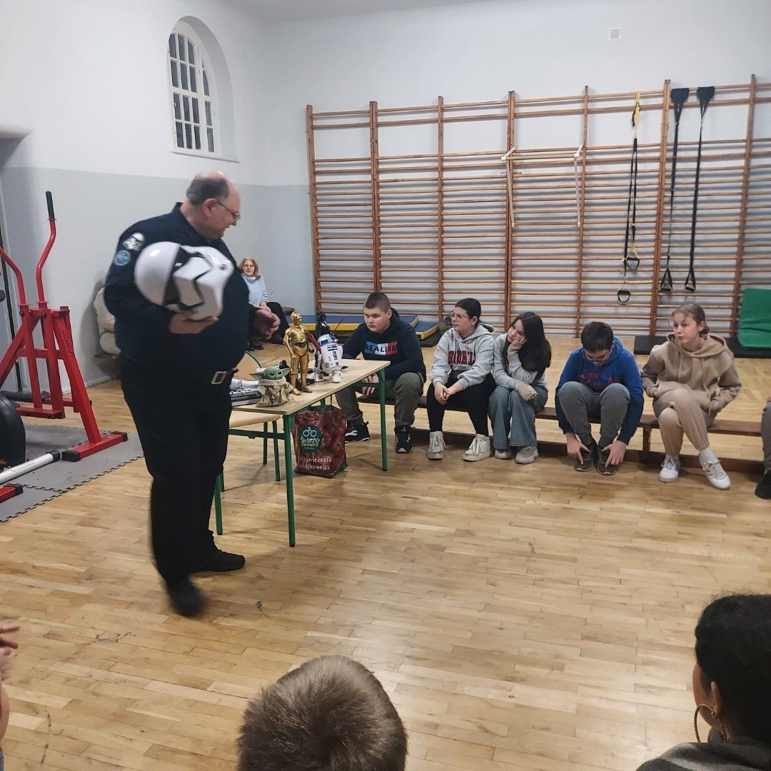 Na obrazku widać grupę osob