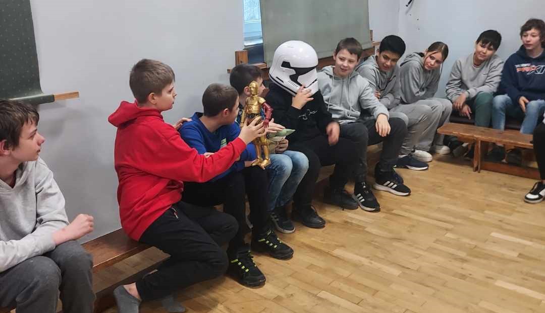 Na obrazku widać grupę osób