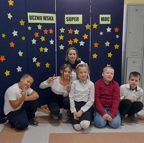 Na środku stoi grupa osób