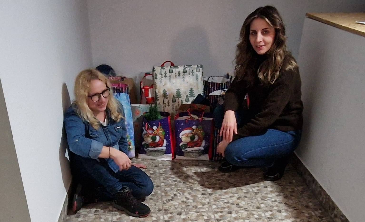 Na obrazku widać: dwie osoby , prezenty