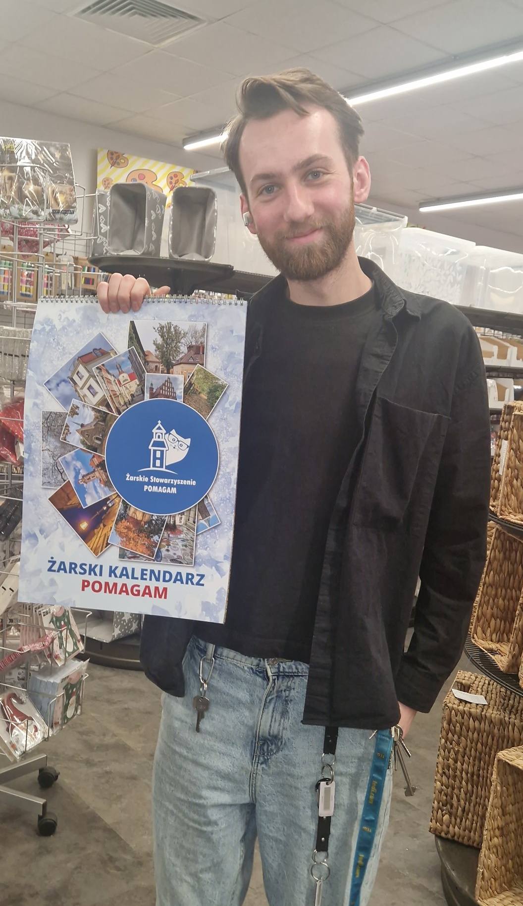 Na obrazku widać: osobę, plakat