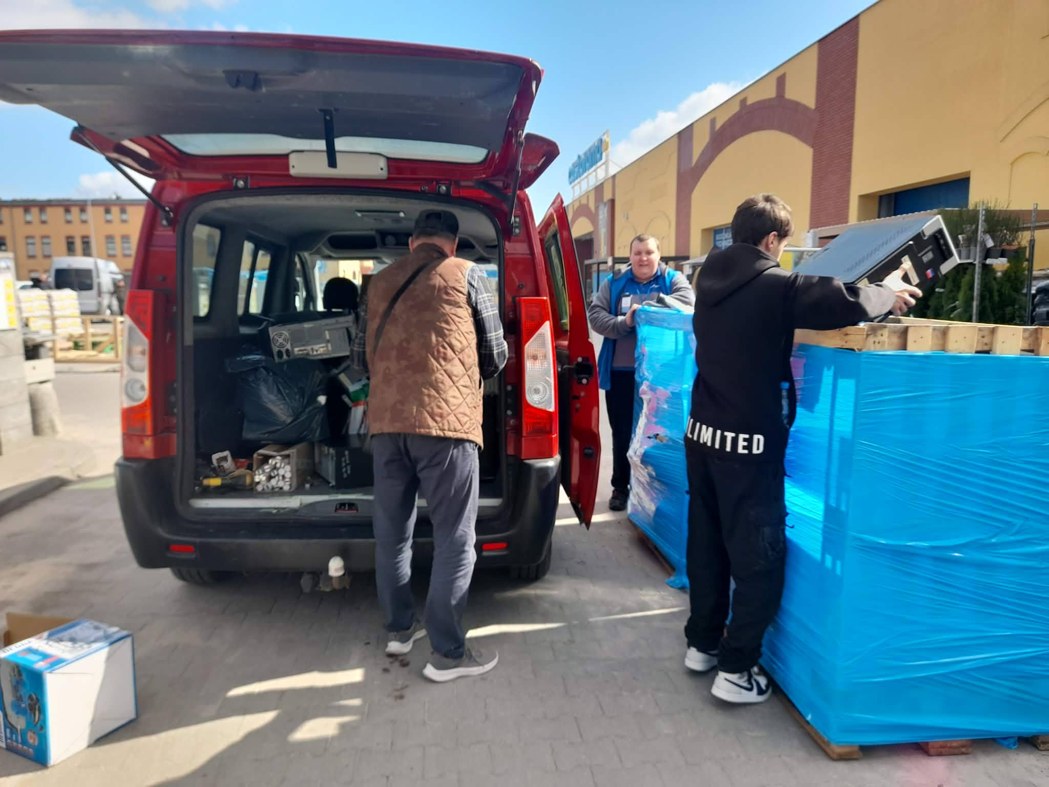 Na obrazku widać: samochód, 3 osoby.