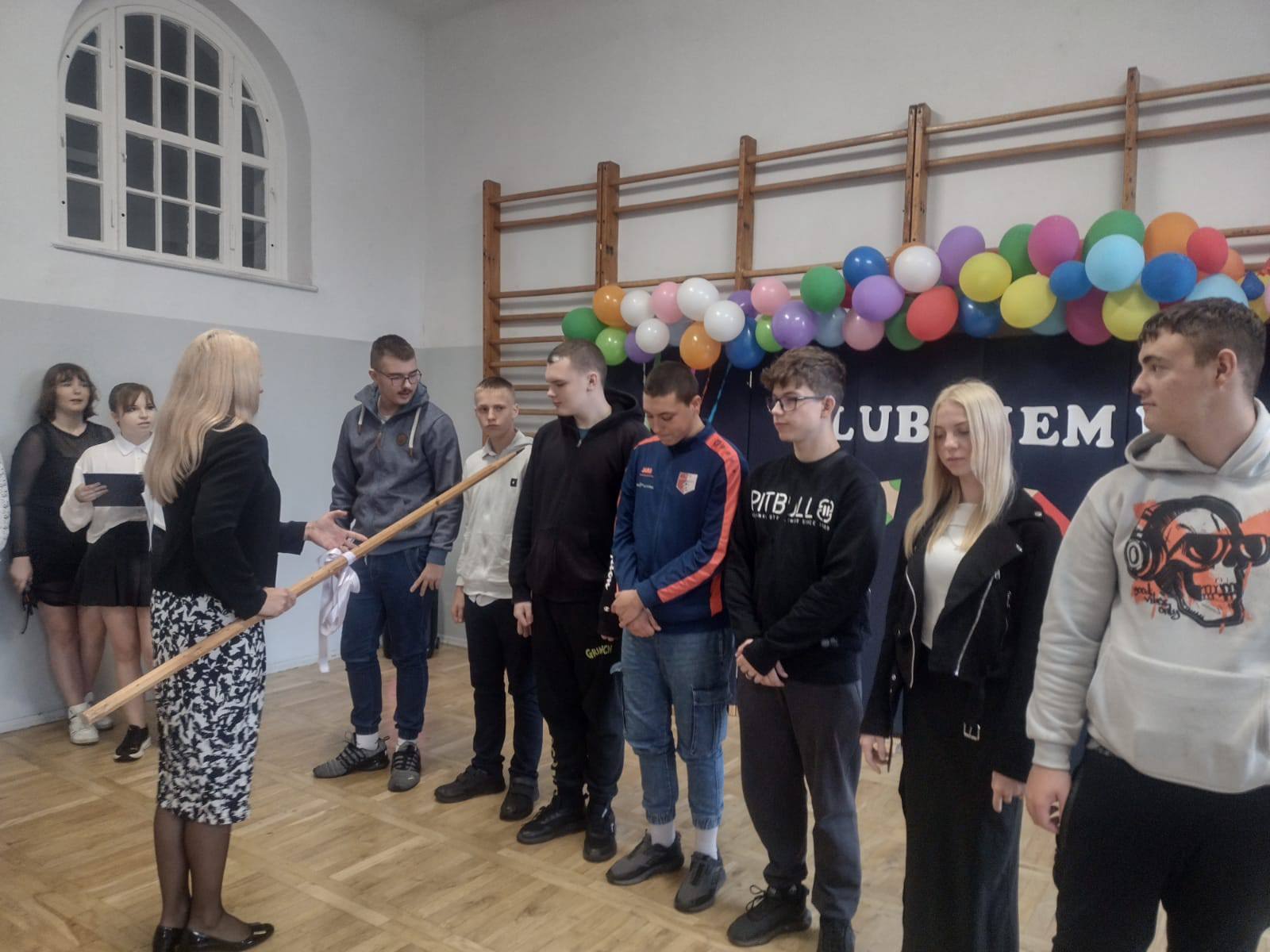 Na obrazku widać grupę osób