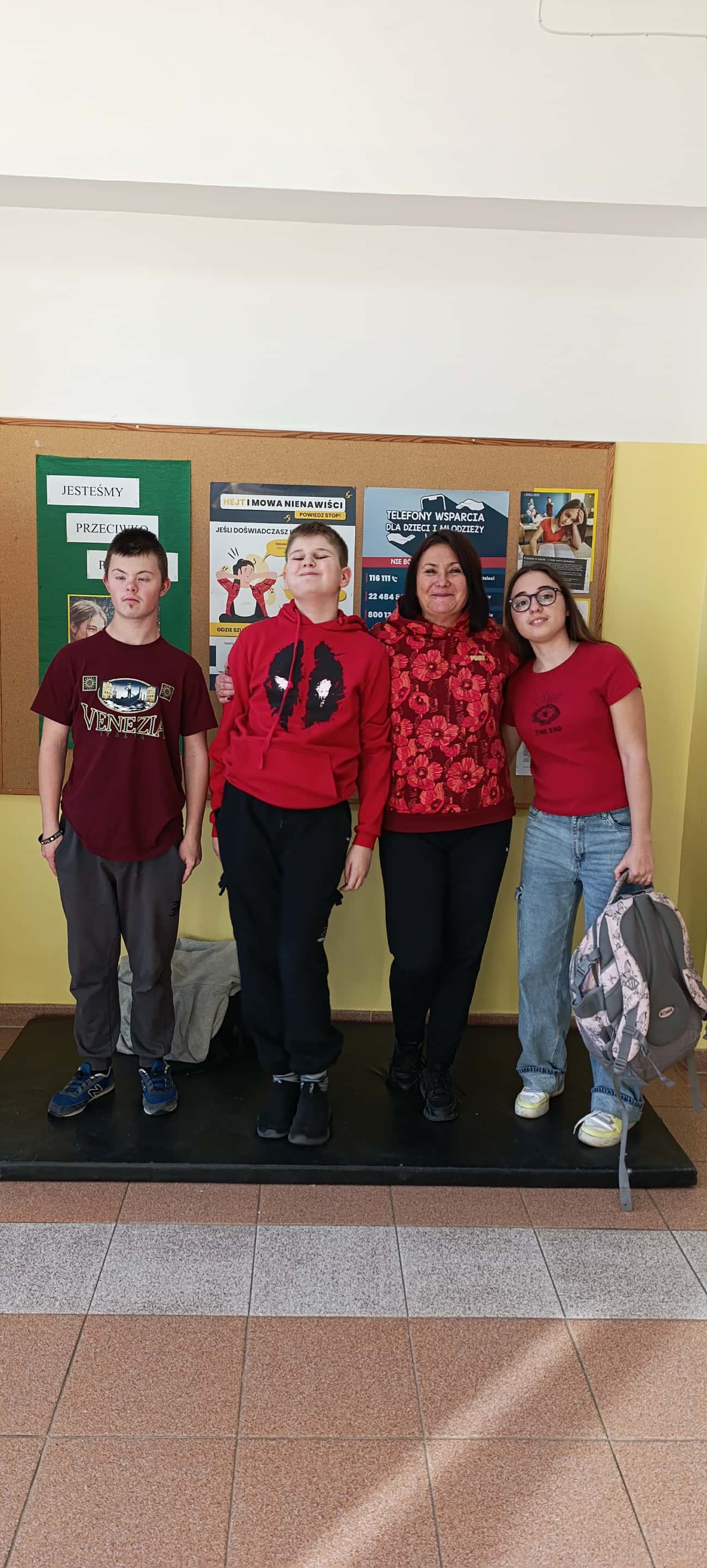 Na obrazku widać: grupę osób