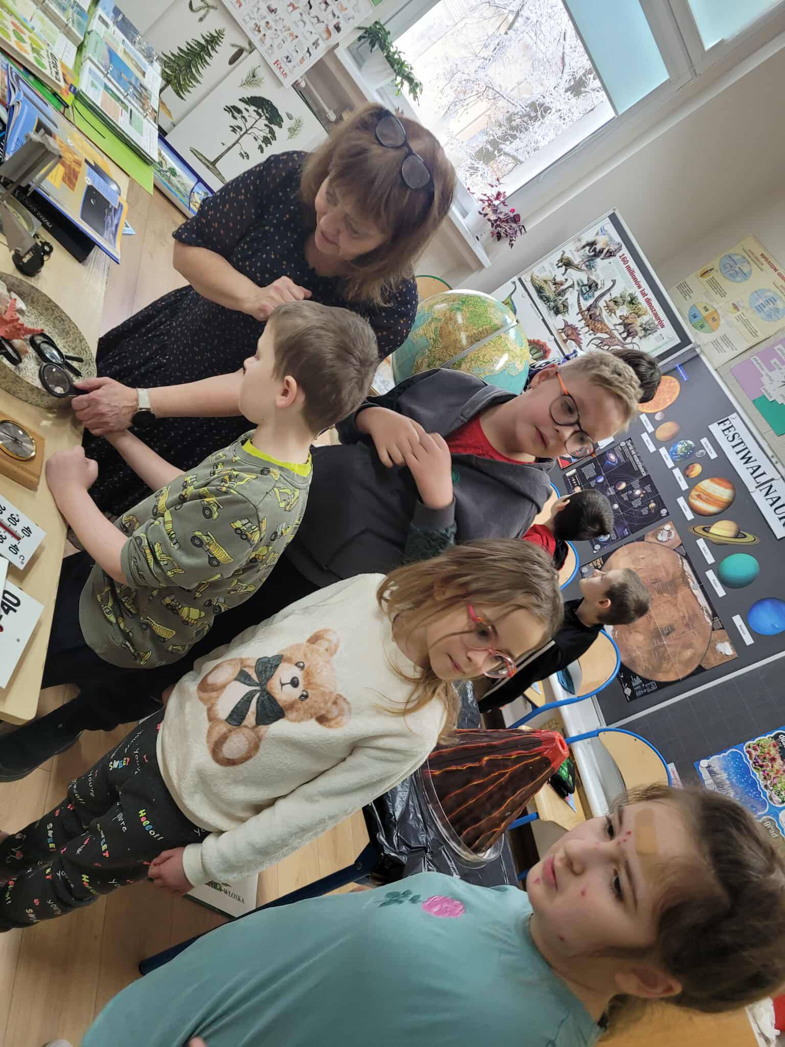 Na obrazku widać: osoby