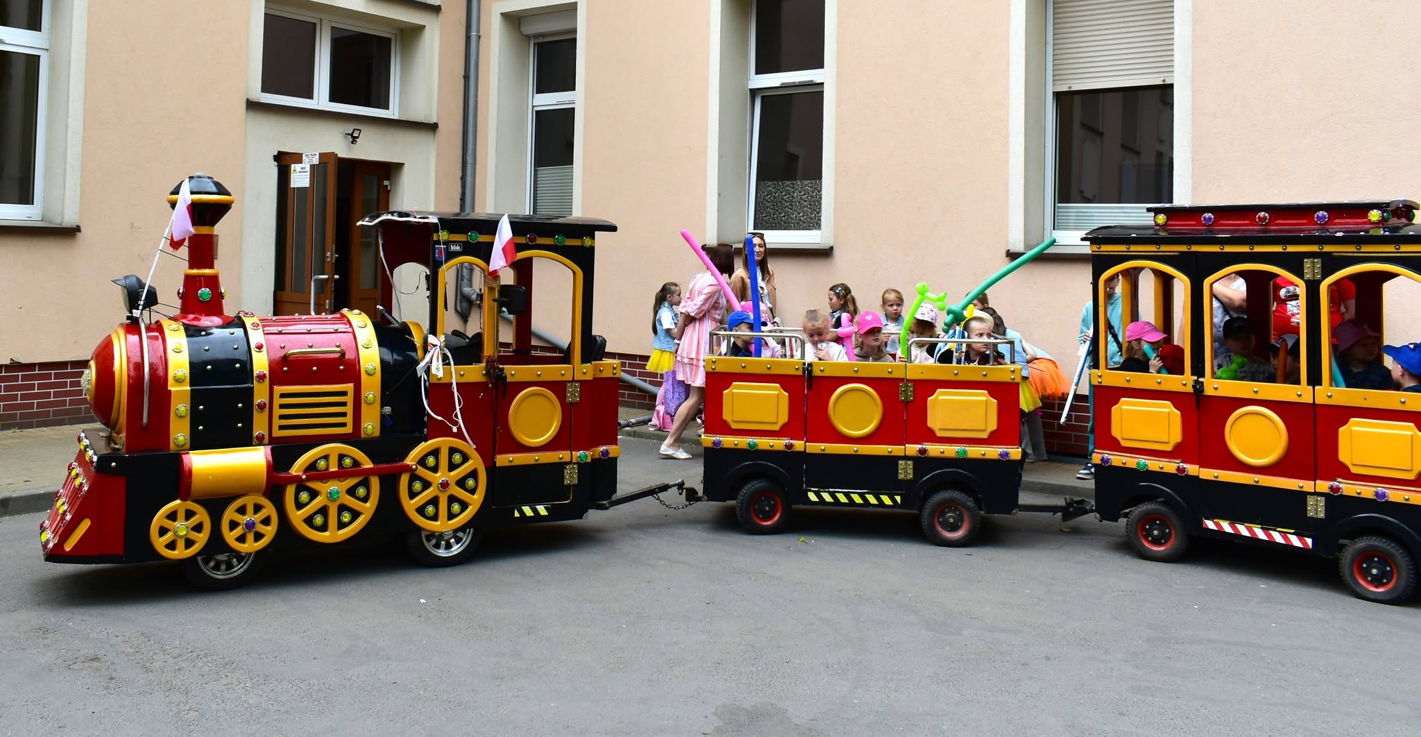 Na obrazku widać: kolejkę