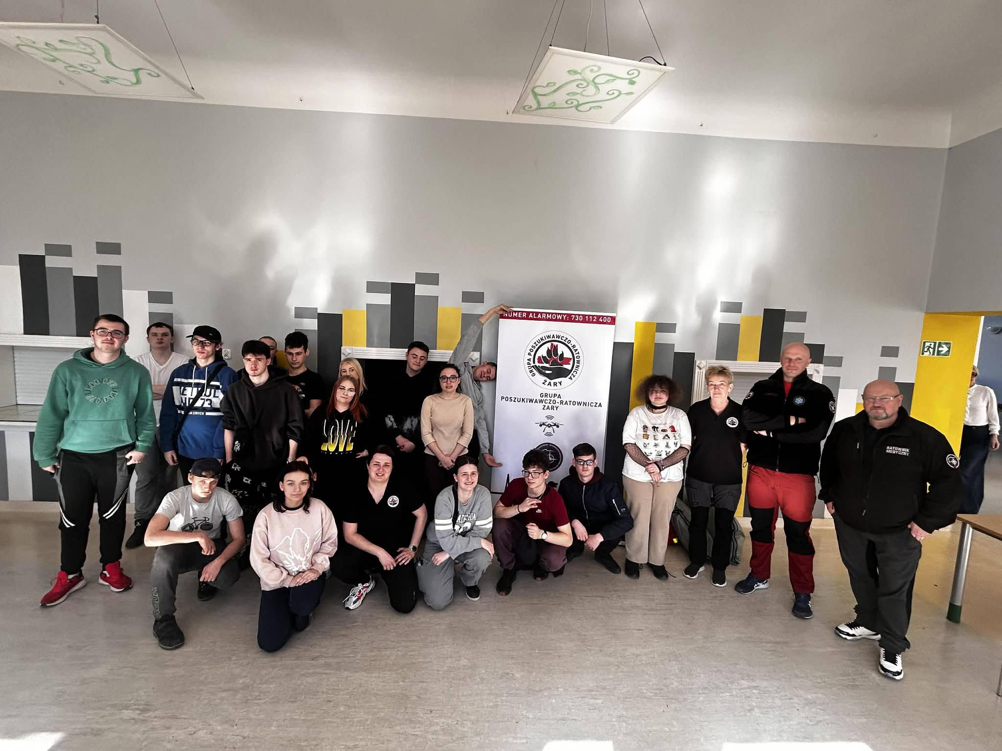 Na obrazku widać: grupę osób