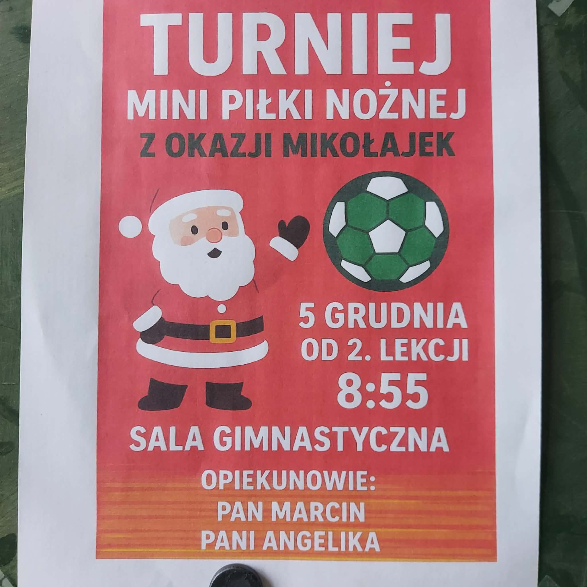 Na obrazku widać: napisy, znaki graficzne