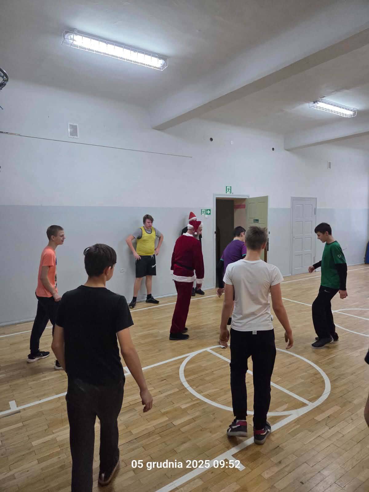 Na obrazku widać: osoby