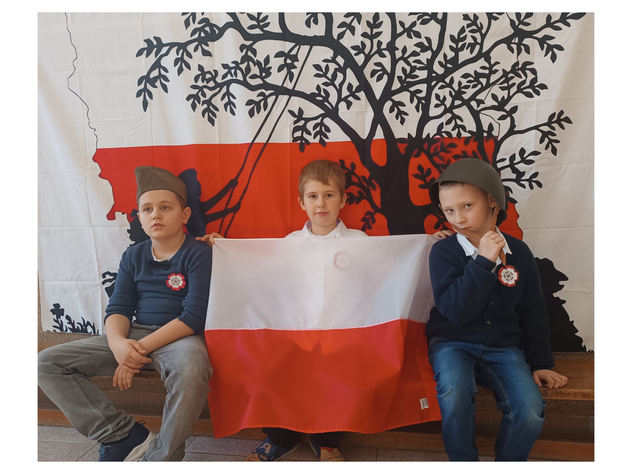 W pomieszczeniu znajdują się 3 osoby, flaga czerwono- biała