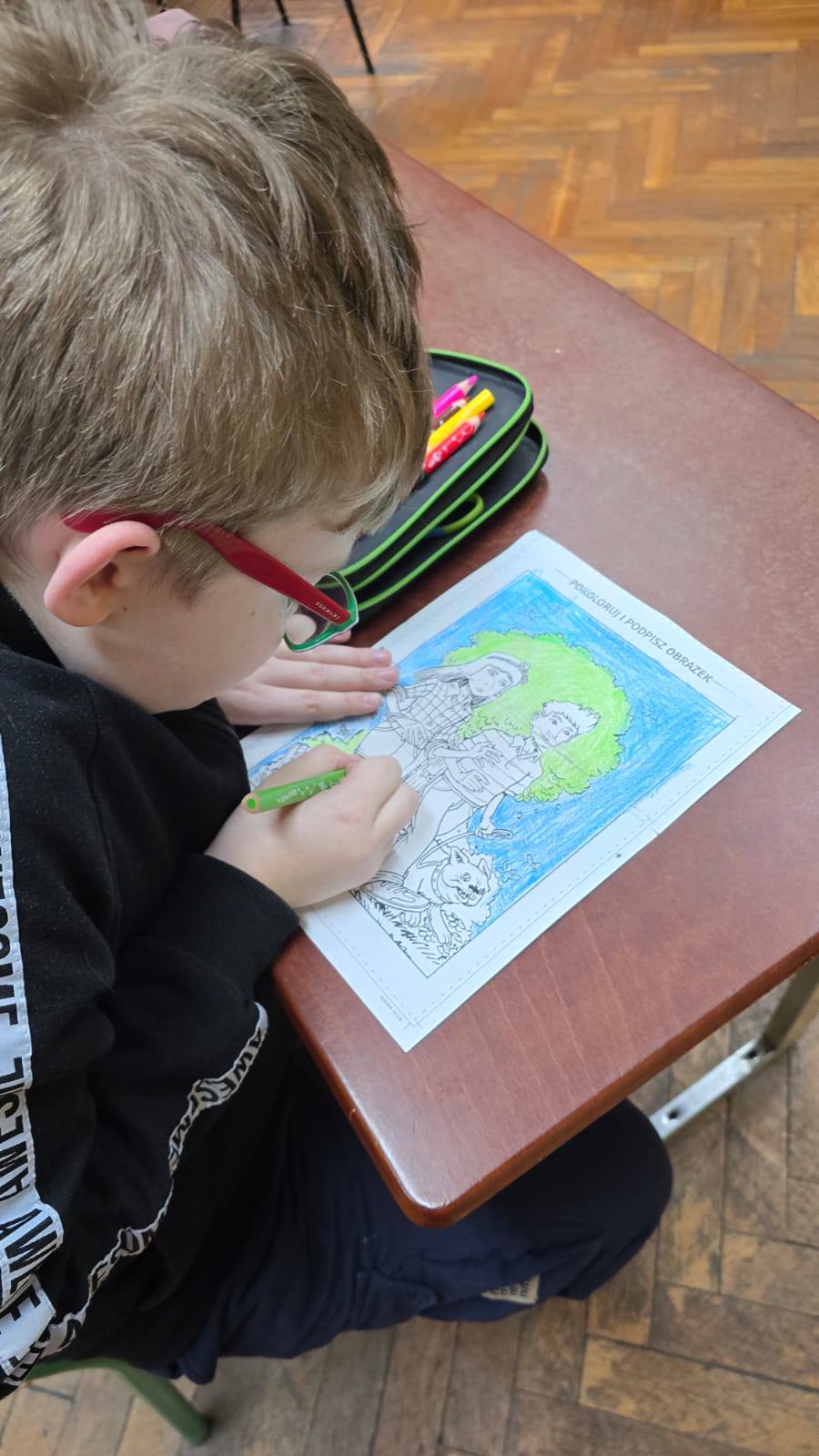 Na obrazku widać osobę 