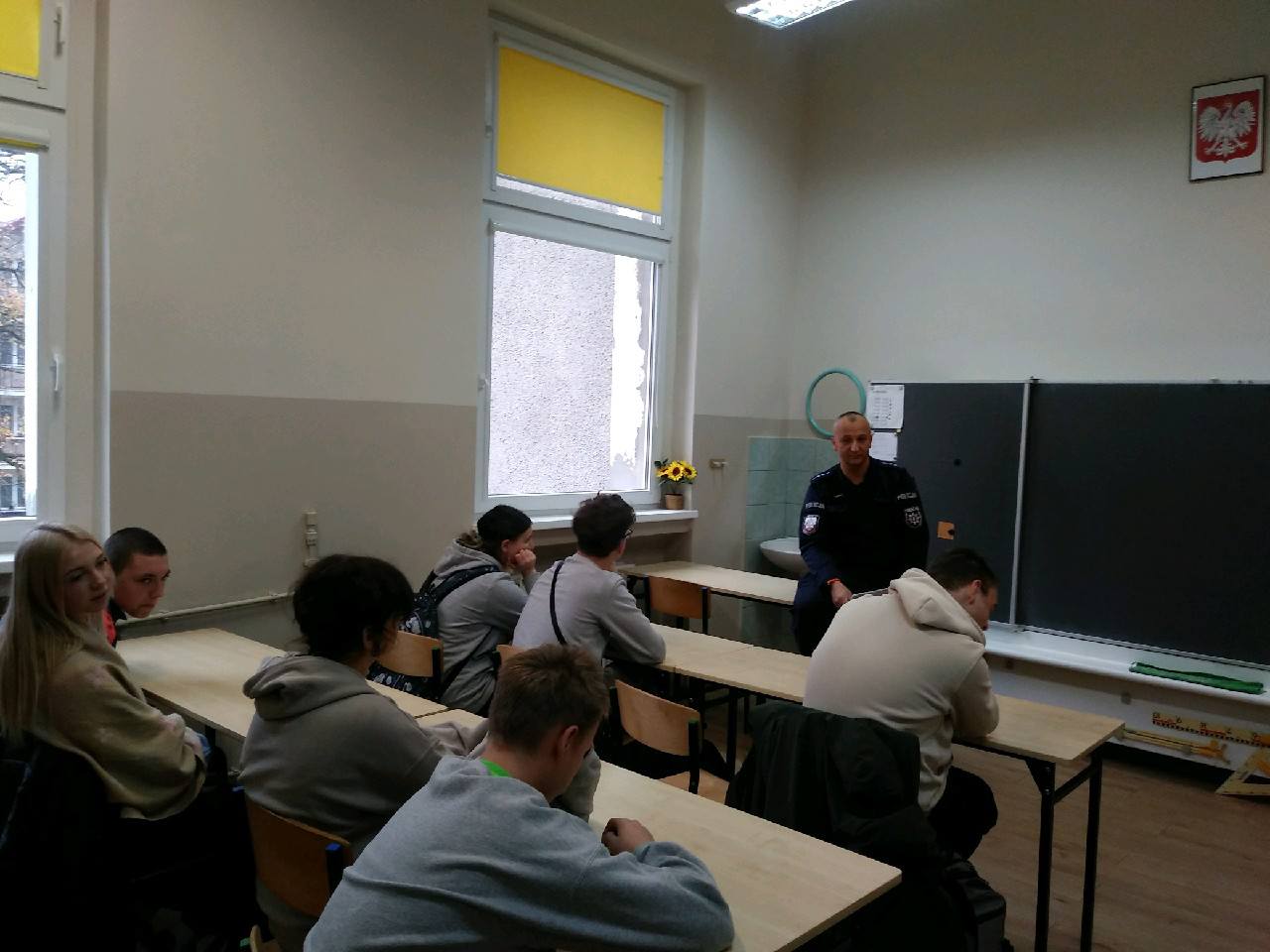 Na obrazku widać : osoby, ławki.