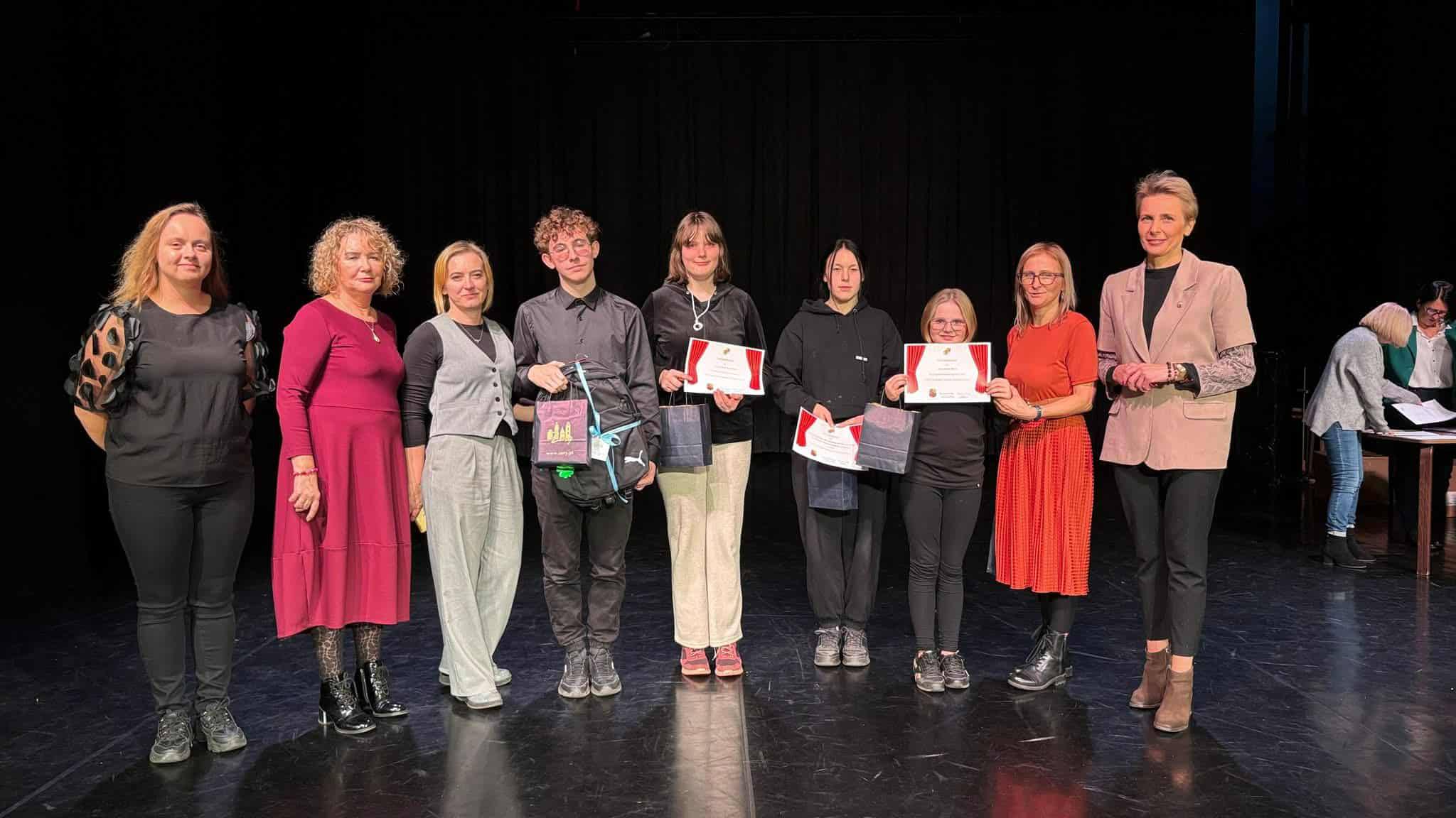 Na obrazku widać: grupę osób