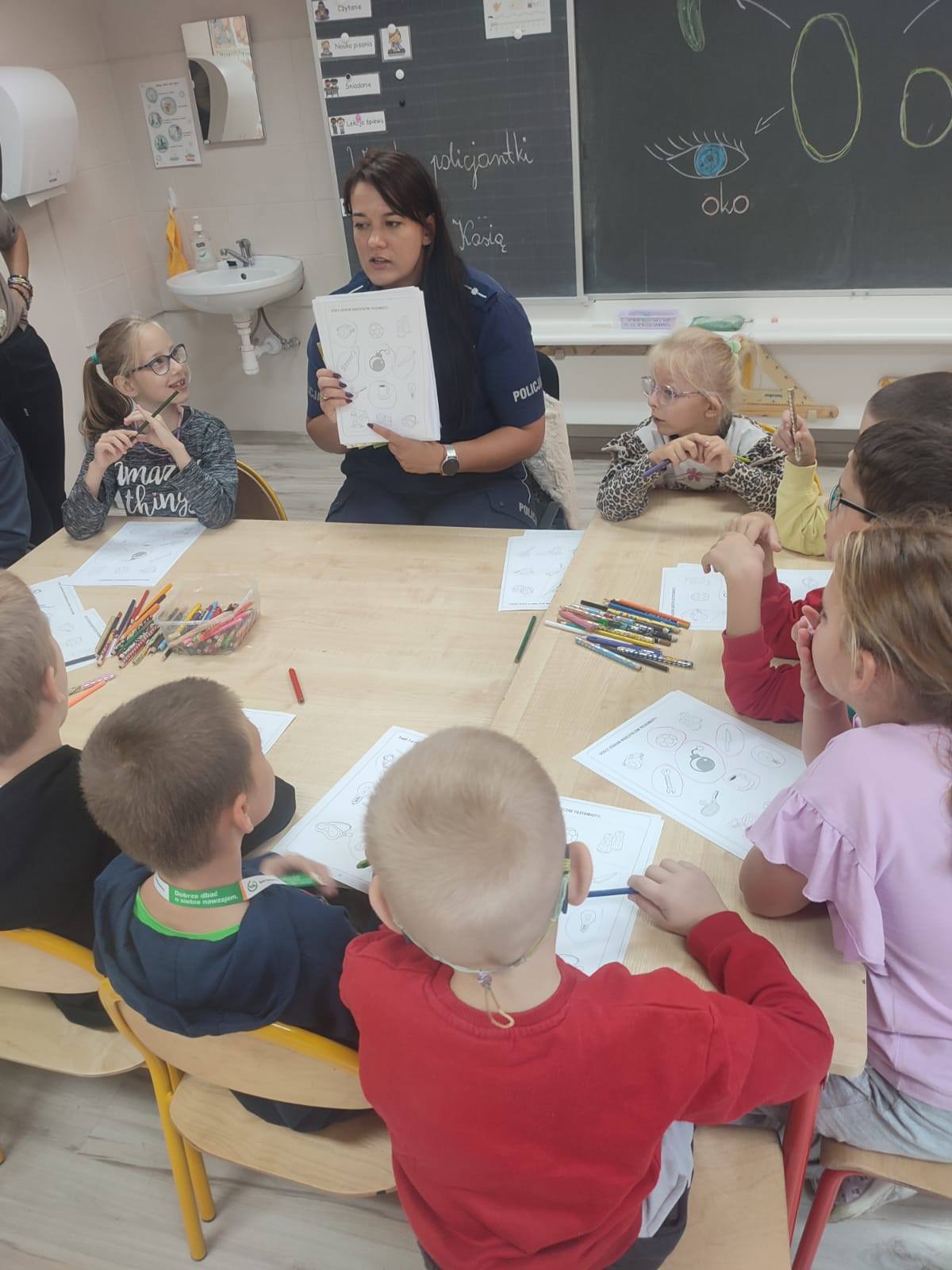 Na obrazku widać : grupę osób