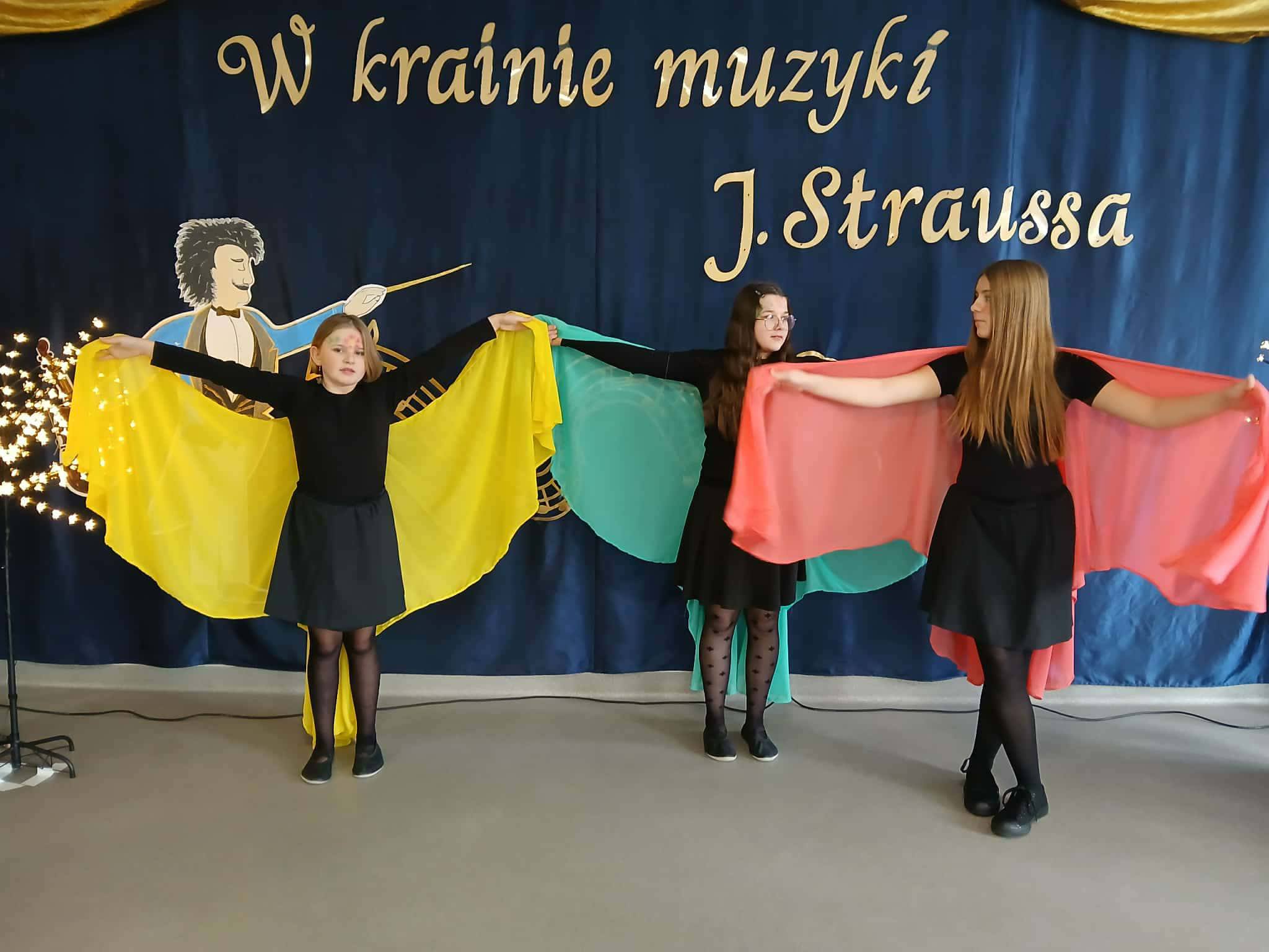 Na obrazu wdać: grupę osób