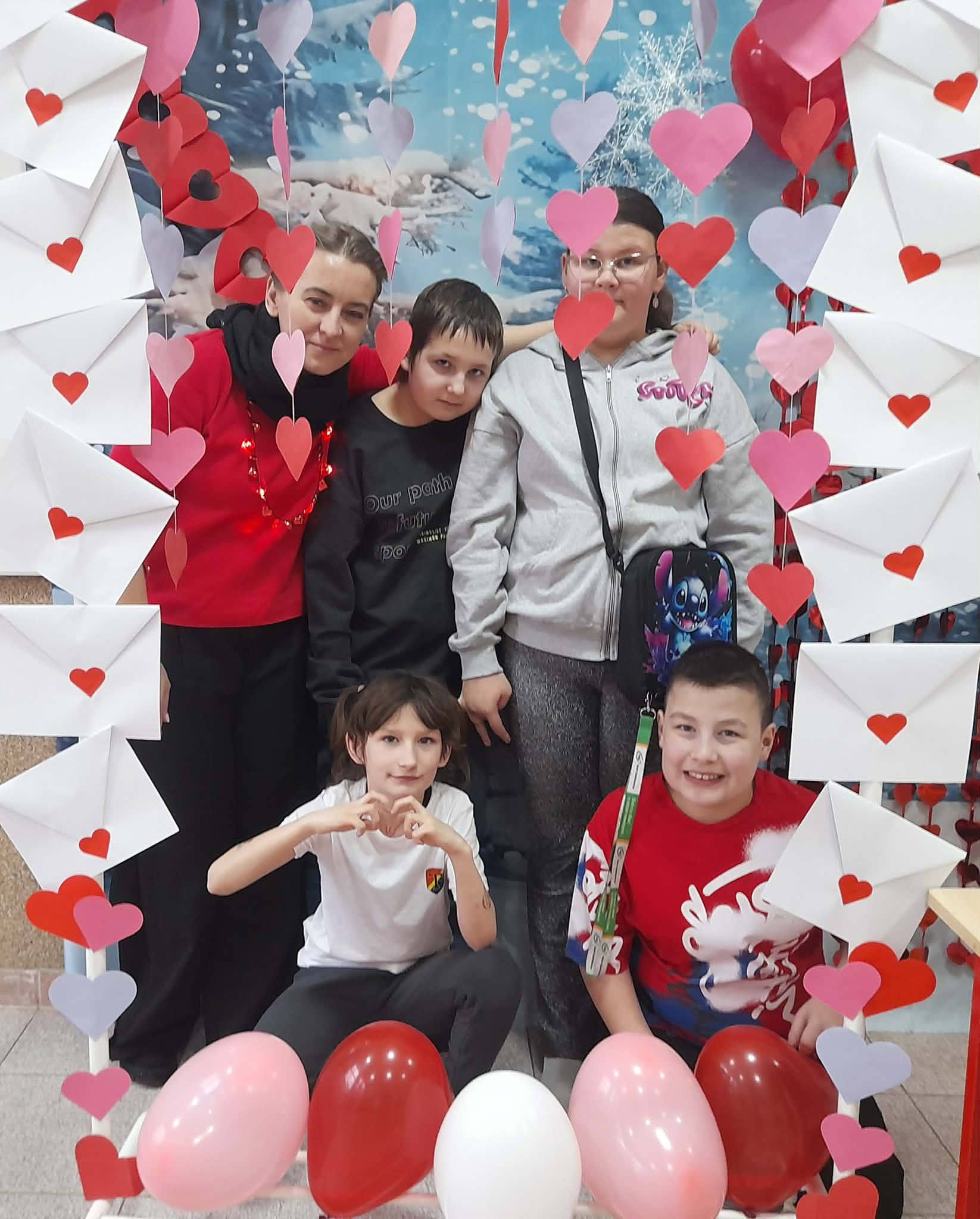 Na obrazku widać: grupę osob 