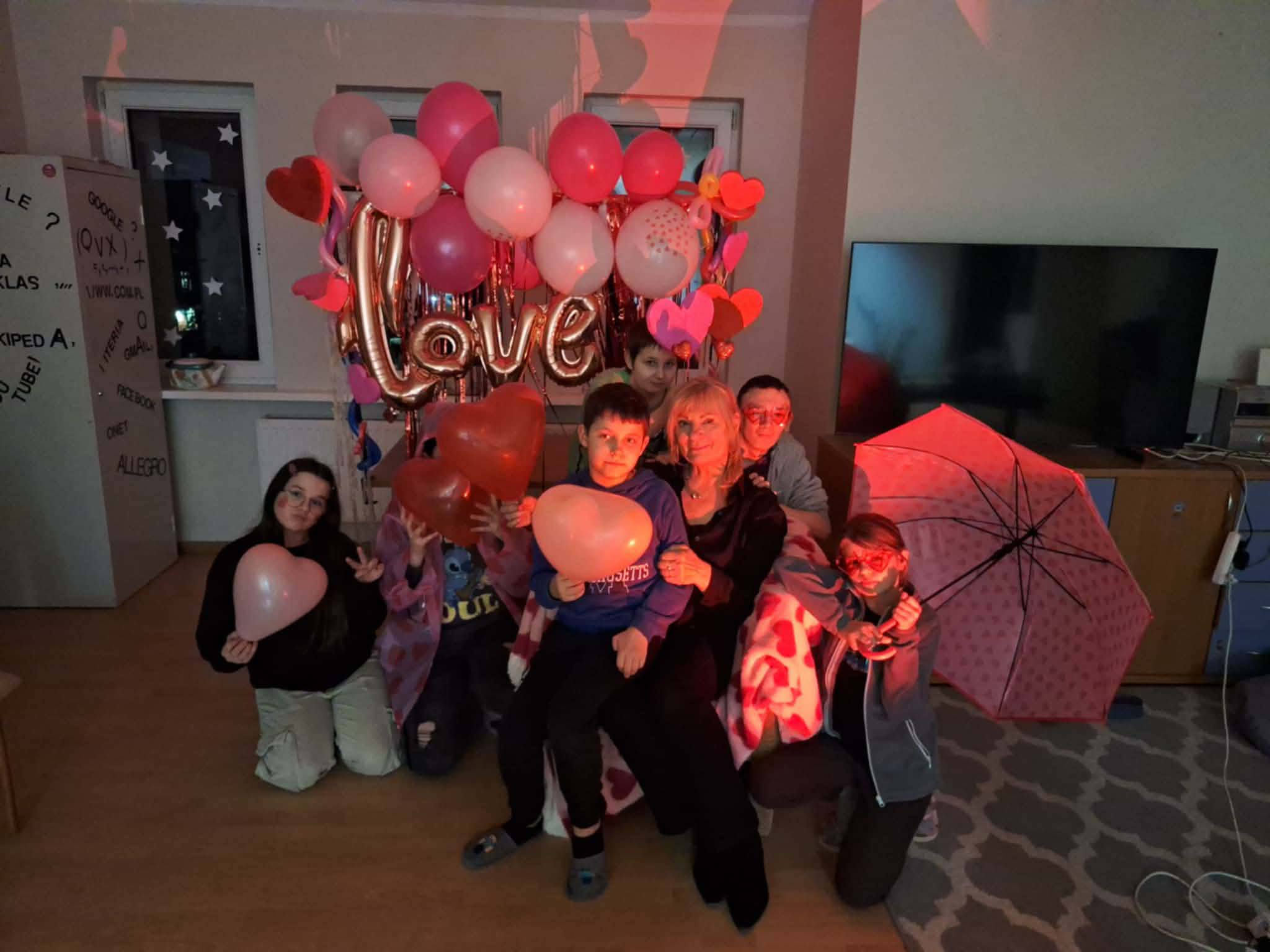 Na obrazku widac: grupę osób, balony, 