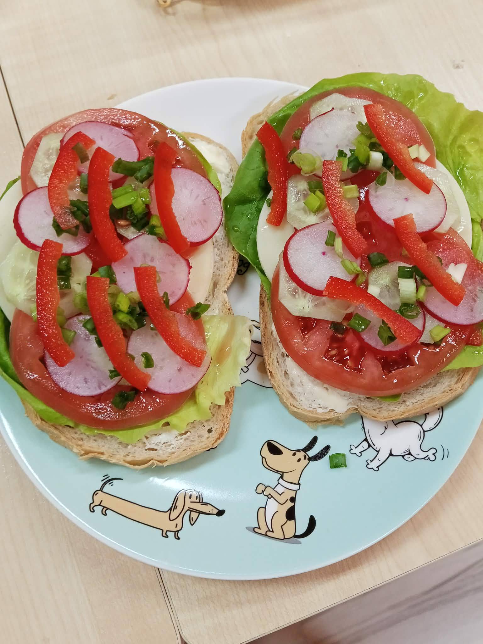 Na obrazku widać , bulke , warzywa 