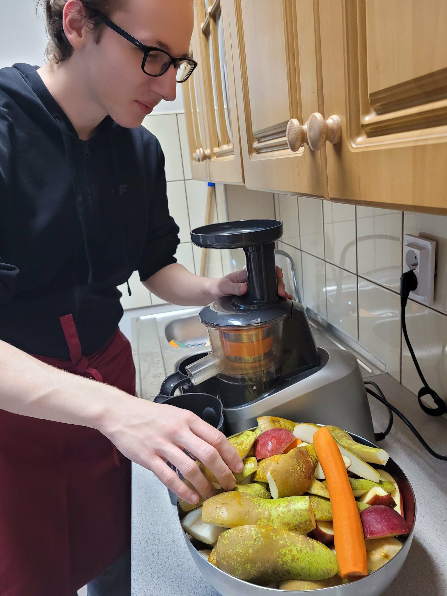 Na obrazku widać : osobę , szafki , owoce.