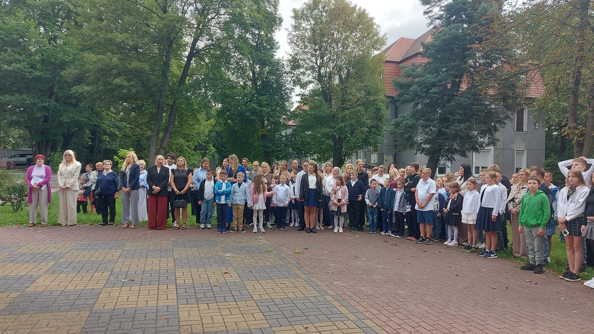 Na obrazku widać: osoby, drzewa