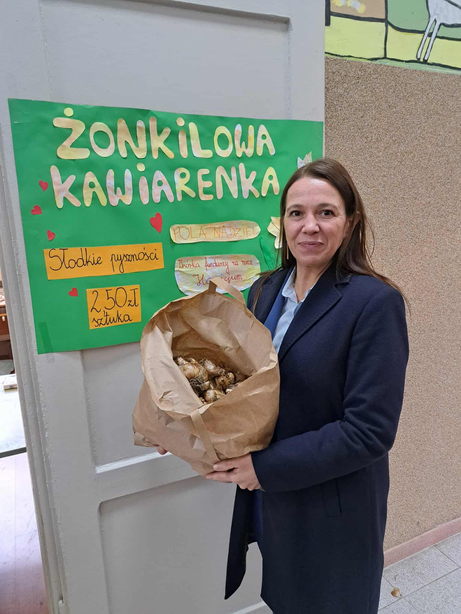 Na obrazku widać: osobę, grafikę , napisy