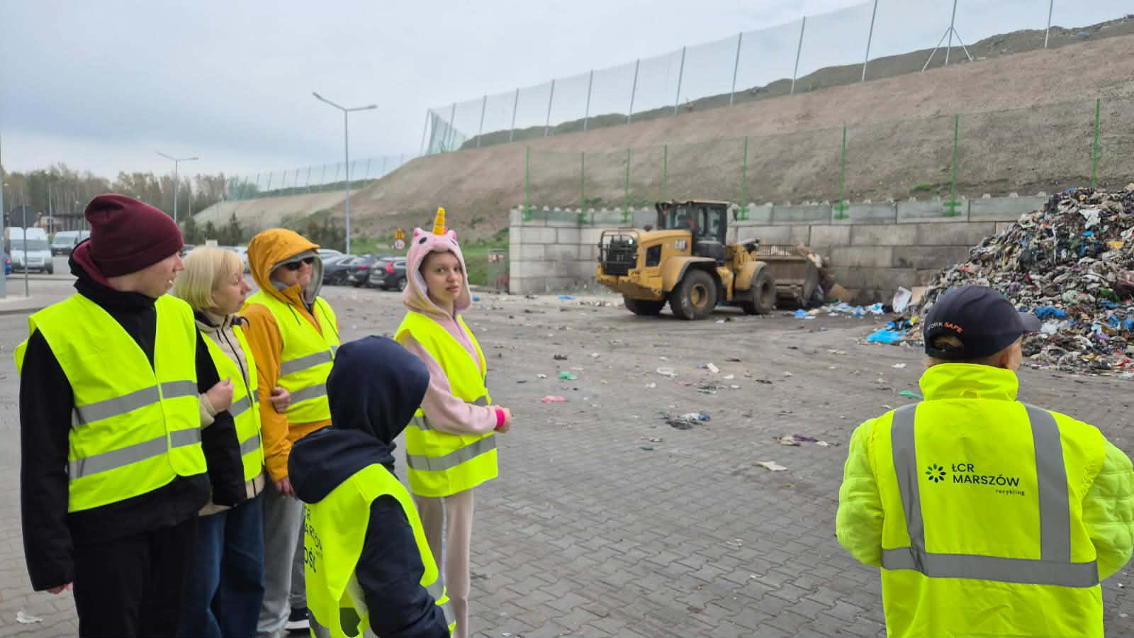 Na o brazku widać: grupę osob