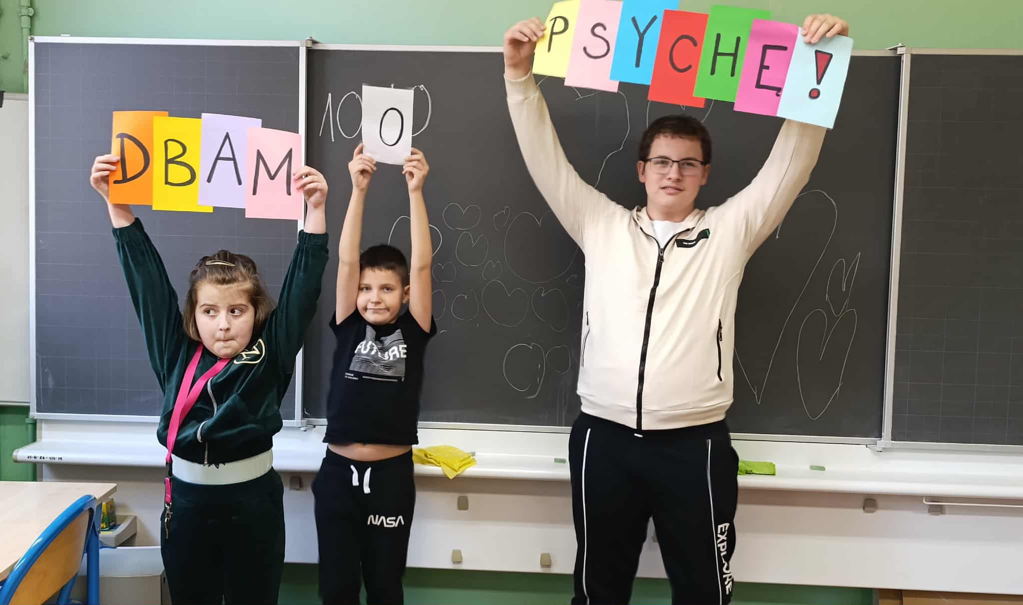 Na obrazku widać grupę osób.