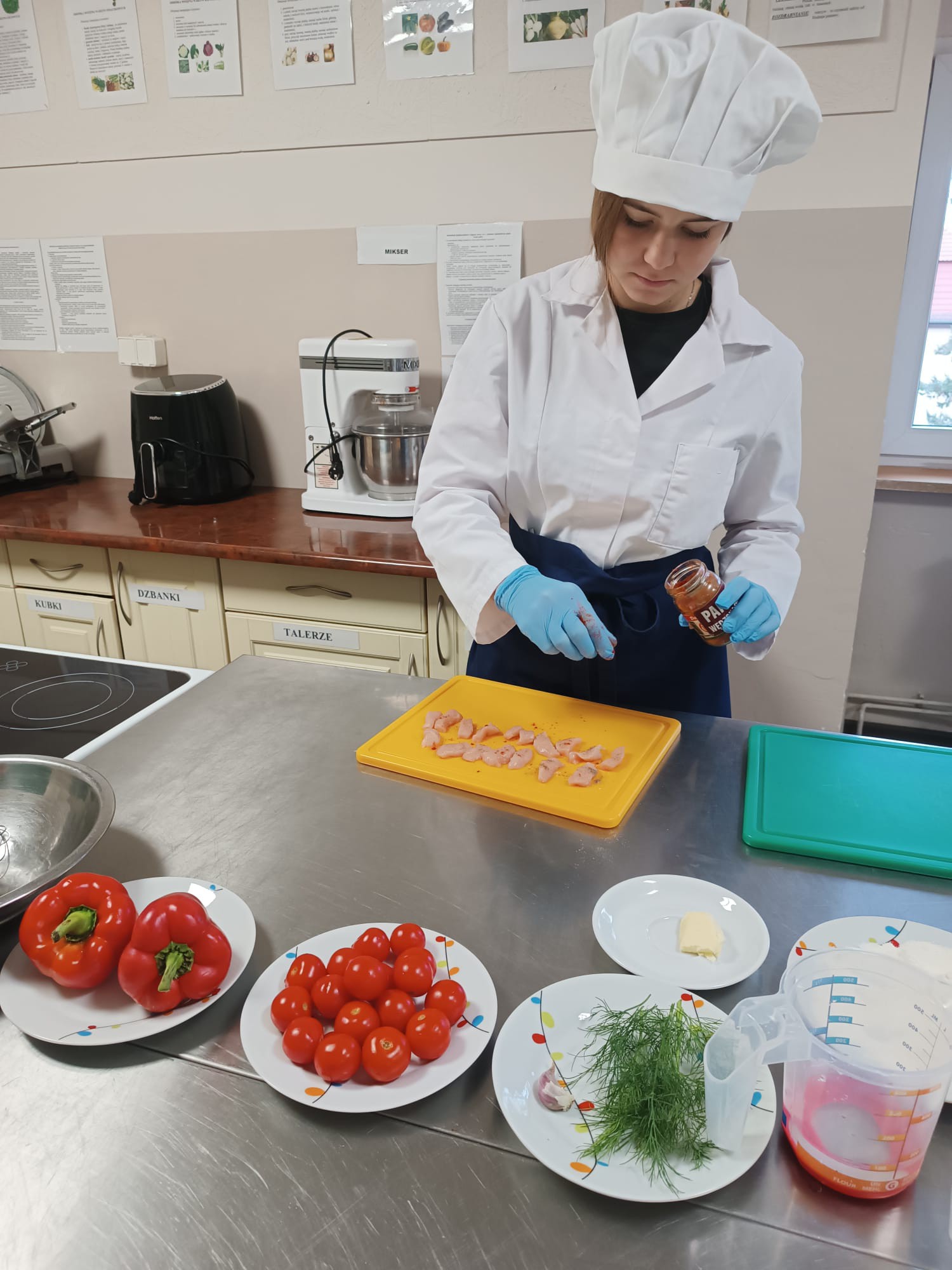 Na obrazku widać: osobę , talerze, potrawy